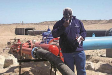 Knappe Grundwasserreserven in der Erongo-Region, Namibia. Dr. Kuiri Tjipangandjara (NamWater) nimmt eine Entsalzungsanlage in Betrieb. © Erwin Leuschner