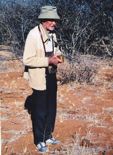 Fritz Metzger (1911-1999) als Wünschelrutengänger. Das Foto von 1999 zeigt ihn, hochbetagt, bei seinem letzten Einsatz, der zu einer erfolgreichen Brunnenbohrung führte. Foto: Wilma Metzger