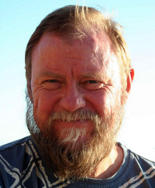 Peter Comley ist ein in Botswana lebender Safarileiter und Schriftsteller.