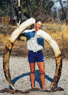 Kai Uwe Denker ist ein deutschstämmiger Berufsjäger, Jagdführer und Jagdbuchautor in Namibia.