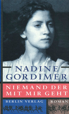 Niemand, der mit mir geht, Roman von Nadine Gordimer. Berlin Verlag. Berlin, 1995. ISBN 3827000017 / ISBN 3-8270-0001-7