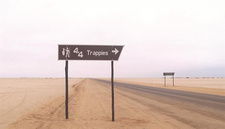 Orts- und Platznamen der Angler in Namibia: Die Schilder neben der Salzstraße deuten auf die Möglichkeiten zum Angeln, hier der Platz "'Trappies'.