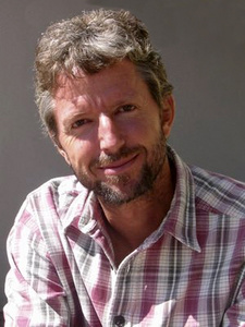 Helge Denker ist ein deutschstämmiger Künstler und Naturschützer in Namibia.