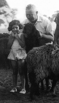 Erwin Sandelowsky (1894-1976) war ostpreußischer Karakulfarmer und Autor in Südwestafrika. Auf dem Bild mit seiner Tochter Beatrice Sandelowsky (*1939), hier vermutlich auf Farm Brakwater.