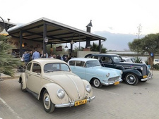 Auto- und Oldtimerfreunde treffen sich auf dem Vereinsgelände des Old Wheelers Club of Namibia in Windhoek. Foto: Old Wheelers Club