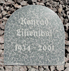 Grabstein von Konrad Lilienthal (1934-2001) auf dem Friedhof von Swakopmund, Namibia.