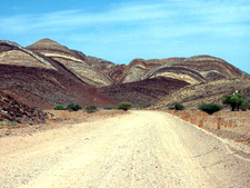 Die Damara-Sequenz ist die bedeutsamste geologische Einheit Namibias. Auch bei Brandberg-West sind damarazeitliche Glimmerschiefer aufgeschlossen.