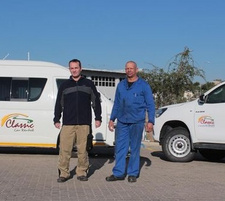 Namibia: Der Autovermieter Peter Kehrer (li.) feiert mit seinem Unternehmen Classic Car Rental zehnjähriges Jubiläum.