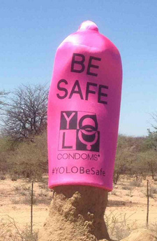 Werbeideen in Namibia: Kondome über Termitenhügel. Foto: Janeke Baufeldt/Günter Langmaak