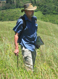 Frits van Oudtshoorn ist ein südafrikanischer Ökologe und Experte für Gräser und Weidewirtschaft.