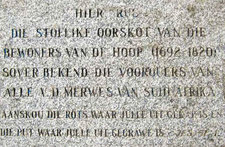 Gedenkstein auf dem früheren Farmfriedhof De Hoop, auf dem die Gründergeneration und zahlreiche Nachfahren des Familienverbandes van der Merwe bis ins Jahr 1820 bestattet wurden.