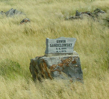 Gedenkstein für Erwin Sandelowsky auf Farm Nordenburg, fotografiert von dem heutigen Besitzer, Dr. Rüdiger Joachim Moisel.
