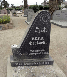 Grabstelle von Hermann Gerhardt 'Der Dampfschuster' (1905-1985) in Swakopmund.