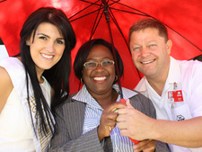 Rotes Kreuz setzt auf prominente Vorbilder, um die Aufmerksamkeit der Jugend in Namibia zu gewinnen. Luzaan van Wyk (l.), Dorkas Kapembe-Haiduwa (Mitte) und Konrad Schwieger (r.)