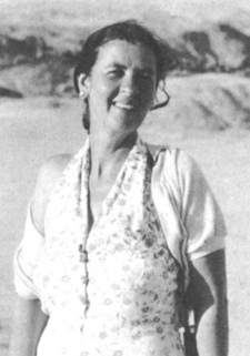 Die Dresdnerin Lisa Kuntze (1909-2001) kam 1949 nach Südwestafrika, wo sie durch ihr gesellschaftliches Engagement und als Autorin Prominentenstatus erreichte. Foto von 1949.