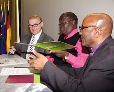 Dr. Elia Kaiyamo wirbt in Namibia für die deutsche Sprache. Im Bild links: Dr. Norbert Spitz, Direktor des Goethe-Instituts Johannesburg; Schulleiter Herman Auibeb und Bischof //Ghamxamub von der Evangelisch-Lutherischen Kirche in der Republik Namibia (ELCRN).