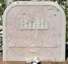 Aktuelle Aufnahme des Grabes von Ruth von Heydebreck (1881-1912) neben dem ihres Ehemannes, Joachim von Heydebreck.