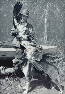 Artur Heye (1885-1947) während seiner vermutlich letzten Reise in Alaska (1932-1934). Die Aufnahme stammt aus seinem letzten Buch "Im letzten Westen. Mit Trappern, Fischern, Goldsuchern in Alaska". Hinter ihm ein Klepper-Faltboot.