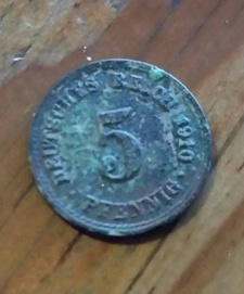 Fünf-Pfennig-Münze von 1910 in Namibia gefunden.