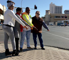 Gefahren im Windhoeker Straßenverkehr beseitigen: (v.l.n.r.) Lovisa Nakale und Marry Shiimi (Stadtverwaltung Windhoek), Jones Lutombi (Motor Vehicle Accident Fund MVA) und Johan Grobbelaar (Vivo Energy-Shell Namibia)