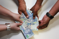 Südafrikas Finanzminister Pravin Gordhan ist vor allem jenen Kreisen im ANC ein Dorn im Auge, die seit längerem ungehinderten Zugriff auf die Staatskasse des Landes suchen.
