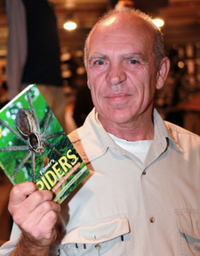 Norman Larsen ist ein südafrikanischer Experte für Spinnen, Spinnentiere und ist Fachautor.