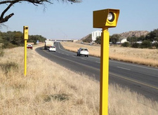 Die Polizei Namibias (NamPol) weist alle Verkehrsteilnehmer darauf hin, dass die überall an den namibischen Landstraßen aufgestellten Radarfallen ("Blitzer") scharf geschaltet wurden. Foto: Marc Springer