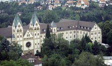Die Institution der Hünfelder Oblaten wurden als erste deutsche Niederlassung des aus Frankreich stammenden katholischen Ordens Oblati Mariae Immaculatae OMI eingerichtet. Im Bild das 1900 errichtete St. Bonifatiuskloster.