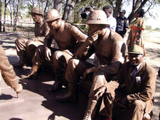 SWAPO bestimmt Geschichtsbild Namibias alleine. Nordkoreanische Figuren auf der kriegsverherrlichenden Denkmalanlage auf Omugulu-Gwoombashe.