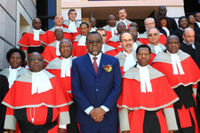 Justizwesen Namibias zieht Bilanz. Im Vordergrund Namibias Präsident Hage Geingob. Foto: Marc Springer