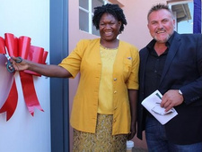 Glückliche Namibierin gewinnt Wohnhaus: Geschäftsführer der Namibia Breweries Ltd. (NBL) Wessie van der Westhuizen (r.) bei der Übergabe an Helena David.