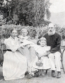 Elly und August Friedrich Mohri mit ihren Kindern auf Sumatra. Abbildung aus: In Gottes Schule. Lebensbild einer Missionari