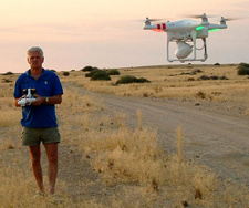 Andreas 'Andy' Bauer (1948-2015), geprüfter staatlicher Techniker, war stets an technischen Innovationen interessiert. Hier mit einer Drohne in Namibia.