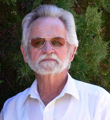 Der Deutsche Helmut zur Strassen lebt seit 1953 in Namibia und war ein bekannter Reiseleiter und Autor.