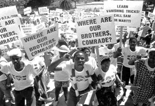 Mord, Folter und Unterdrückung als Mittel der SWAPO vor 1990. Foto: Demonstranten in Namibia fragen nach verschollenen Angehörigen.