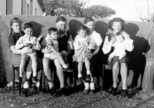 Die Kinder von Fritz und Wilma Metzger: (hinten, v.l.n.r) Hella (*1939), Heiner (*1937), Thea (*1938), Gertrud (*1940) und (vorne, v.l.n.r) Fritz (*1947), Phillip (*1951), Wilma (*1949) und Ernst (*1952). Foto: Privatbesitz Wilma Metzger