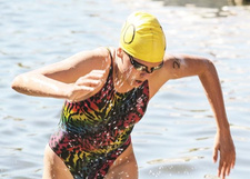 Freiwasserschwimmen am Oanob-Damm. Gabriella Liebenberg stürmt aus dem Wasser. Die U15-Starterin absolvierte das Hauptrennen über 2,1 Kilometer in 31:20 Minuten.