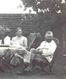 Ludwig Cramer (1866-1917) war ein deutscher Farmer in Südwestafrika und Eigentümer der Farm Otjisororindi. Aufnahme mit seiner Ehefrau Adelheid 'Ada' Cramer. © Karen Zander