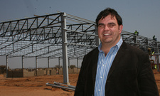 NPI-Geschäftsführer Gys White steht vor dem 3000 m² großen Bruthaus der neuen Geflügel-Aufzucht, einer Großinvestition der Namib Poultry Industries. (Farm Teufelsbach, Namibia)