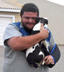 Mensch-Tier-Beziehungen in Namibia. Petrie Pelcher und Terrier Boesman. Foto: Jessica Botes