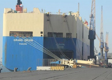 Der Ro-Ro-Frachter 'Grand Orion' hat am 08.05.2018 eine Ladung von 401 aus Europa importierten Fahrzeugen im Hafen von Walvis Bay gelöscht.