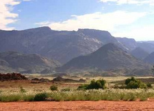 Der Brandberg: Ein Naturmuseum, aus der Zeit gefallen. Ein Vortrag von Dr. Lenssen-Erz über den höchsten Berg in Namibia.