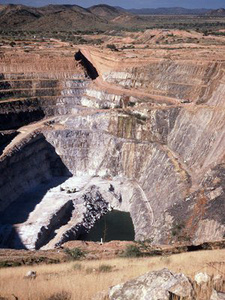 Navachab ist derzeit die einzige Goldmine Namibias und wird durch das südafrikanische Unternehmen AngloGold Ashanti im Tagebau betrieben. Ansicht der Navachab-Goldmine im westlichen Zentralnamibia nahe Karibib.