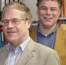 Prof. Dr. phil. Ulrich Ammon ist ein deutscher Sprachforscher. (im Bild links)