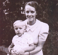 Hans von Ballusecks Ehefrau aus erster Ehe, Irmgard Weule, mit dem gemeinsamen Sohn Alexander Claus von Balluseck. Aufnahme von 1938, Iringa (Tanganjika).