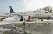 Einer der zwei neu erworbenen Airbus A319-100, mit denen Namibia die Luftflotte erweitert hat, steht in Hamburg auf dem Gelände des Montagewerks.