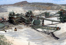 Förder- und Weiterverarbeitungsanlagen der Mine Navachab in Namibia. © ADP Group