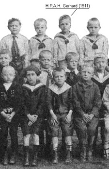 H.P.A.H. Gerhardt im Jahr 1911 in der dritten Vorschulklasse des Reform-Realgymnasium an der an der Kaiserin-Augusta-Straße in Tempelhof. (Ausschnitt aus Gruppenfoto).