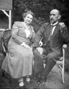 Professor Kurt Moritz Albin Dinter (1868-1945) war der erste Gouvernementsbotaniker Deutsch-Südwestafrikas. Aufnahme um oder nach 1937, mit Ehefrau Jutta Dinter im Garten ihres Hauses in Neukirch (Lausitz).