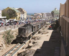 Erster Zug seit 1996 fährt in Lüderitzbucht ein. Foto: Crispin Clay.